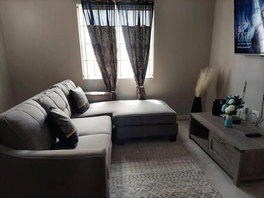 Modern Apartment At The Worthington Kingston